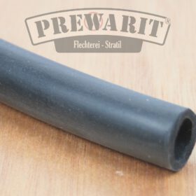 Ein Kabelschutzschlauch mit 13mm Durchmesser, aus UV-resistentem Gummi für 3-4 Lackkabel.