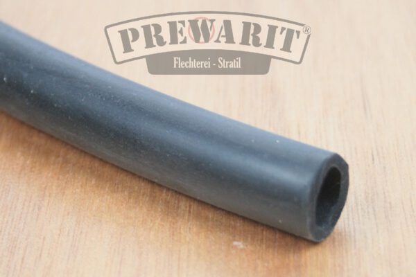Ein Kabelschutzschlauch mit 13mm Durchmesser, aus UV-resistentem Gummi für 3-4 Lackkabel.