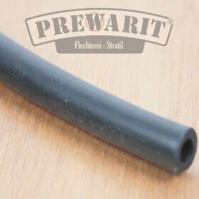 Ein Kabelschutzschlauch aus UV-resistentem Gummi für ein Lackkabel.